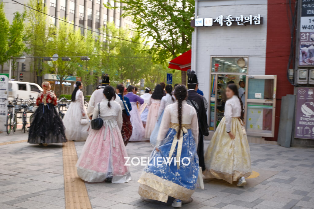 Pretty girls in pretty hanboks